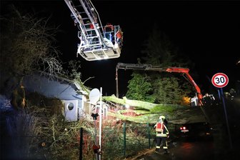 Sturmtief Katrin erreicht Erzgebirge: Baum fällt auf Kindergarten in Schneeberg - Ein Baum ist durch den Sturm auf einen Kindergarten in Schneeberg gefallen.