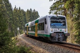 Sturmtief "Kirsten": Gesperrte Strecke und verspätete Züge im Vogtland - Wegen des Sturmtiefs "Kirsten" fahren am Mittwoch die Züge der Vogtlandbahn mit verminderter Geschwindigkeit