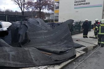 Sturmtief "Sabine": Sturmböen am Nachmittag verursachen weitere Schäden - In der Schlossstraße wurde das Dach eines Wohnhauses abgedeckt. Die herunterfallenden Teile beschädigten zwei Fahrzeuge.