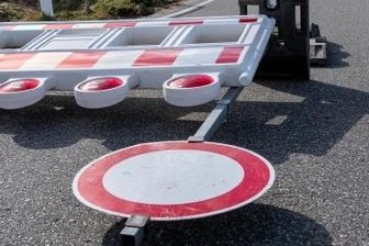 Sturmtief: Tausende Mittelsachsen ohne Strom - Die Straße zwischen Milkau und Arras wurde wegen umgestürzter Bäume gesperrt. Am Ortsausgang von Milkau haben die Sperrscheibe und die Absperrbake dem Sturm nicht standgehalten. 