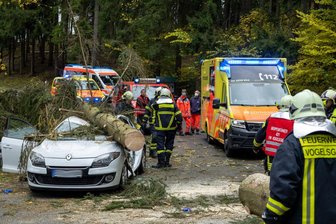 Sturmtief über Sachsen: Verletzte, blockierte Straßen und Gleise - Am Vormittag ist eine 15 Meter hohe Fichte auf ein Fahrzeug auf der Schönheider Straße im Vogtland gestürzt, wobei die fahrende Person eingeklemmt und verletzt worden ist.