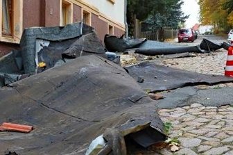 Sturmtief wirbelt durch Westsachsen - Eine Windböe riss in der Crimmitschauer Kirchbergstraße Teile eine Hausdaches herunter.