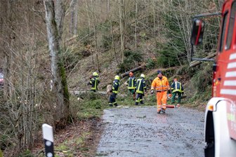 Sturmtief „Zoltan“ hat Vogtland seit Donnerstagnacht in Griff - Die Feuerwehr war am Donnerstag im Burgsteingebiet im Einsatz und sperrte die Straße zwischen Geilsdorf und Pirk.