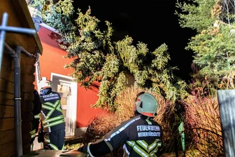 Sturmtief Zoltan sorgt für zahlreiche Einsätze im Erzgebirge: Baum stürzt auf Haus - Sturmtief Zoltan hinterließ Spuren im Erzgebirge. In Niederwürschnitz stürzte ein Baum auf ein Einfamilienhaus.