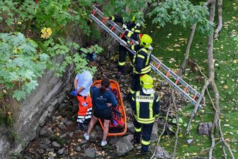 Sturz am Hang in Kriebstein bringt Seniorin in Not - Mit einer Rettungsschale konnten Helfern, die Frau aus ihrer Notlage befreien.