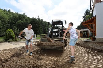 Sturzregen trifft Langenweißbach: Schlammlawine verwüstet Vorgärten - Bianca Gebauer und Steffen Drechsel schaufeln seit 8 Uhr morgens den Schlamm aus ihrem Hof.