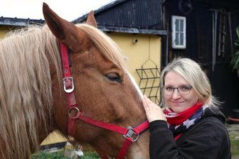 Stute Sue trägt auf ihrem Rücken Kinder ins Land der Fantasie - Die beiden sind ein eingespieltes Team: Christin Böhme und ihre Stute Sue.
