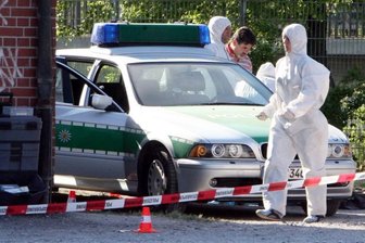 Stuttgarter Ausschuss hinterfragt Chemnitzer NSU-Kontakte - 25. April 2007: Beamte der Spurensicherung arbeiten am Tatort auf der Heilbronner Theresienwiese. Dort waren die Polizeibeamtin Michèle Kiesewetter getötet und ihr Kollege schwer verletzt worden. 