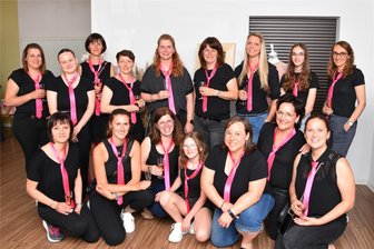 Stylisch und günstig: Ladiesfashion-Flohmarkt lockt nach Geithain - Die Helferinnen der Ladiesfashion um Hauptorganisatorin Romy Kuschniak (3. v. l. knieend).