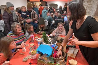 Stylisches Huthaus in Freiberg: So gut kam der 1. Weihnachtsmarkt an - Großer Andrang beim Weihnachtsmarkt im Huthaus Freiberg. Im Bild rechts: Mitarbeiterin Mandy Korb.