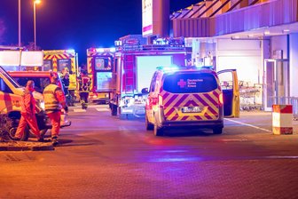 Substanz in Supermarkt: 41 Verletzte in Waldheim, 15 müssen ins Krankenhaus - Einsatzkräfte am Samstagabend in Waldheim.