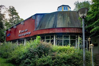 Subventionsbetrug: Chef vom Klein-Erzgebirge in Oederan zahlt Strafe - Das Haus am Klein-Erzgebirge ist Teil der Insolvenzmasse der Erzgebirgs-Miniaturschau Oederan GmbH. Die Gaststätte und die Tenne, in der jahrelang erfolgreiche Clubkonzerte stattfanden, stehen zum Verkauf. Der angrenzende Miniaturenpark ist nicht direkt von der Insolvenz betroffen.