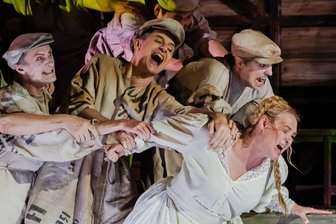 Subversives Genie aus dem Herzen Russlands: Sachsen-Premiere von "Lady Macbeth von Mzensk" - Ingela Brimberg als Katerina Ismailowa mit Mitgliedern des Chores.
