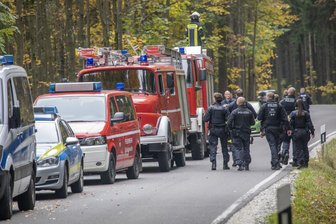 Neben der Polizei war in dem Waldstück auch die Feuerwehr im Einsatz.