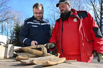 Suche nach Bernsteinzimmer, Monstergeschütz „Dora“ und Weltkriegsmunition: So laufen die Sprengungen im Muna-Wald Lichtenau - Lars Müller, Truppführer einer Kampfmittelbeseitigungsfirma (rechts), und André Mauermeister vom Kampfmittelbeseitigungsdienst des Polizeiverwaltungsamtes, begutachten die Überreste von 21-Zentimeter-Betongranaten.
