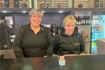 Suche nach Buddha aus der Chemnitzer Kantine geht weiter - Die Mitarbeiterinnen Madeleine Groß (l.) und Peggy Driesel (r.) mit dem Ersatz-Glücksbringer in der Kantine am Rathaus.