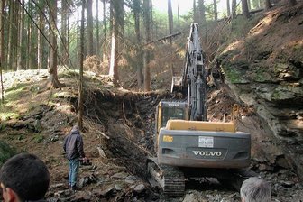 Suche nach dem Bernsteinzimmer: Liegt der Schatz doch bei Rodewisch? - Schon im April 2010 war mit einem Bagger im Waldgebiet zwischen Rodewisch und Wernesgrün nach verschütteten Stolleneingängen gesucht worden - allerdings ohne Erfolg.