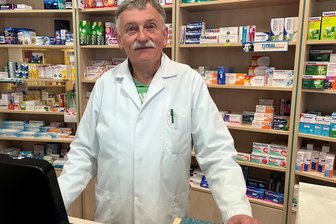 Suche nach einem Nachfolger: Für diese Apotheke im Vogtland laufen entscheidende Monate - Hans-Joachim Todt setzt sich im November zur Ruhe. Schließt er dann Schönecks einzige Apotheke oder findet er einen Nachfolger?