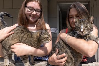Suche nach einem neuen Platz fürs Leben - Vilma und Zausel - im Bild mit Natalie Wagner und Bozena Eck - sollen vom Tierheim aus gemeinsam in ein neuesruhiges Zuhause vermittelt werden. Die Tiere sind sehr verschmust und menschenbezogen. 
