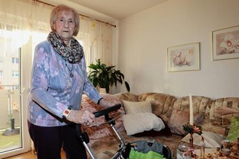 Suche nach Hausarzt in Zwickau: 88-Jährige schon 40 mal abgeblitzt - Erika Pagel am Rollator in ihrer Wohnung in Zwickau-Eckersbach. Sie sucht einen neuen Hausarzt.