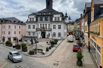 Suche nach Kompromiss für die Altstadt - Kein Verkehr mehr auf dem Schwarzenberger Markt? Womöglich Fußgängerzone? Die Geschäftsleute lehnen solche Überlegungen ab. 80 Prozent der Autos würden nur abkürzen, könnten Zählungen belegen.