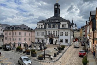 Suche nach Kompromiss für die Schwarzenberger Altstadt: Markt ohne Verkehr? - Kein Verkehr mehr auf dem Schwarzenberger Markt? Womöglich Fußgängerzone? Die Geschäftsleute lehnen solche Überlegungen ab. 80 Prozent der Autos würden nur abkürzen, könnten Zählungen belegen. 