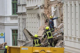 Suche nach Lebenszeichen an Unglücksstelle in Görlitz - Viele Trümmerteile mussten per Hand weggeräumt werden, um nach möglichen Opfern suchen zu können.