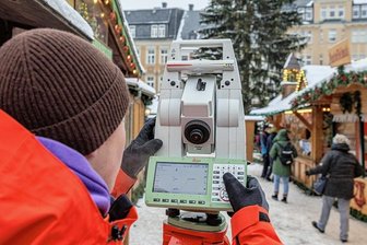 Suche nach Sachsens größten Weihnachtsbaum: Annaberg hängt den Striezelmarkt ab - Florian Oertel, Auszubildender im zweiten Lehrjahr, vermisst die Fichte auf dem Annaberger Weihnachtsmarkt.