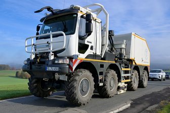 Suche nach Standort für Atommüll-Endlager: Wo dafür im Landkreis Zwickau geforscht wird - Das Spezialfahrzeug der Bergakademie wiegt 32 Tonnen. Mittels der Platte zwischen den Achsen 2 und 3 sendet es Schallwellen in den Untergrund, die dort reflektiert und von Sensoren registriert werden.