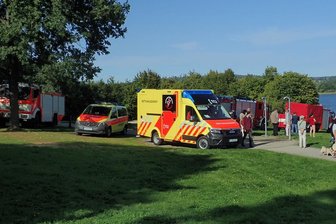Suche nach Vermisstem an Talsperre Pöhl geht weiter - Gegen 14.30 Uhr waren insgesamt drei Notrufe von Badegästen am FKK-Strand eingegangen, laut denen eine Person aus einem Schlauchboot gefallen sein soll.
