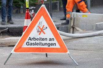 Suche nach Vermissten in Görlitz geht in der Nacht weiter - Mitarbeiter der Stadtwerke arbeiten mit Hochdruck an der Gasleitung.