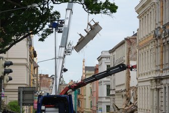Suche nach Vermissten: "Wir haben noch nichts gefunden" - An dem eingestürzten Haus in Görlitz werden Trümmerteile mit einem Kran geborgen. 