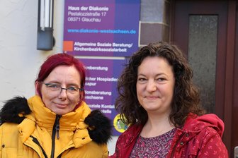 Suche nach Wohnung in Glauchau ohne Erfolg: Familie mit schwerstbehindertem Jungen weiter in Notlage - Mandy Harzer (links) wird von Carolin Hummel und der Familienberatungsstelle unterstützt.