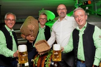 Sud für erste Sternquell-Wiesn ist angesetzt - Der Sud für die erste Sternquell-Wiesn ist eingebraut. Von links: Marketingleiter Thomas Münzer, Geschäftsführer Günther Spindler, Oberbürgermeister Steffen Zenner und Geschäftsführer Jan Gerbeth.