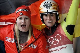 Süchtig nach Glücksmomenten - Natalie Geisenberger (rechts) und Dajana Eitberger feierten einen Doppelsieg mit unterschiedlichen Vorzeichen: Geisenberger führte nach allen vier Läufen das Feld an, Eitberger sicherte sich ihre Medaille erst im letzten Lauf. 