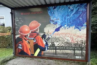 Südafrika in Hainichen: Wie ein Künstlerpaar die Stadt aufmöbeln hilft - Hommage an die Feuerwehr Hainichen: Mittelsachsen und Südafrikaner haben die Bushaltestellen kurz vor der Einmündung der Mittweidaer Straße in die B169 verschönert.