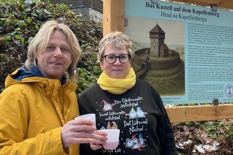 Südlichstes Dorf Sachsens will Zusammenarbeit mit Nachbarort in Tschechien ausbauen - Stoßen an auf mehr Zusammenarbeit: Petr Schaller und Heike Sauer vor dem Kapellenbergturm.