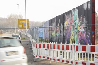 Südring: Baustart für höhere und längere Lärmschutzwand - Die Lärmschutzwand wird wieder abgerissen - allerdings nicht wegen der Graffiti, sondern weil sie zu niedrig und zu kurz ist.
