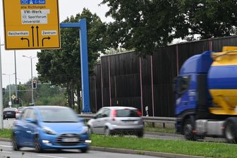 Südring-Lärm: Weitere Chemnitzer fordern Schutz - Die Lärmschutzwand am Südring aus Richtung Zschopauer Straße endet vor der Ampelkreuzung Bernsdorfer Straße (im Bild links hinten). Anwohner fordern eine Verlängerung der Mauer. Sie klagen über Verkehrslärm.