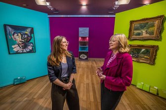 Südsee und Farbrausch: Kunstsammlungen Zwickau öffnen „Zwischenraum“ als Übergangsquartier - Petra Lewey, Leiterin der Kunstsammlungen Zwickau (rechts), und Museologin Tina Aischmann im Farb-Raum des neuen „Zwischenraums“. Er ist das Übergangsquartier des Museums, das wegen Sanierungsarbeiten geschlossen ist.