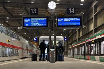Südwestsachsen über Monate vom Dresdner Hauptbahnhof abgekoppelt – im Fahrplan hat die Bahn das schon länger hinterlegt - Kurz vor der Abfahrt des IC Chemnitz–Dresden–Berlin–Rostock am Samstag in Chemnitz. Ab Montag steuert der Zug die Stadt erst einmal nicht mehr an.