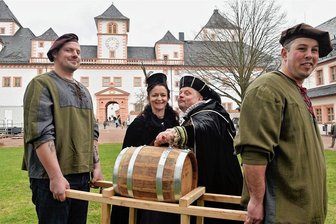 Süffiges aus dem Brunnenhaus - Im Brunnenhaus ist Wyberkuss-Whisky eingelagert worden. Hofmarschall Leopold und Gemahlin waren verzückt (Ralf Leonhardt und Doreen Zeisig). Tim Laßner, links und Franz Vieweger trugen das Fässlein in den Ochsenschuppen.
