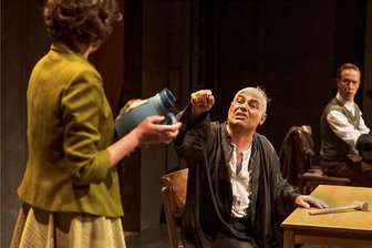 Sündenfall mit glücklichem Ausgang - Else Henning, Olaf Hais und Daniel Koch in der Plauener Inszenierung des Klassikers "Der zerbrochne Krug".