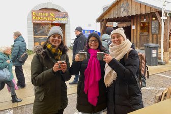 Süße, Preis und Wärme: Der Glühwein-Test auf dem Freiberger Christmarkt - Johanna Klix, Heike Hubricht und Cornelia Schönberg haben den Glühwein auf dem Freiberger Christmarkt getestet.