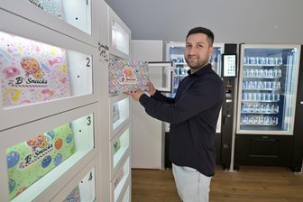 Süße Secret Packs: 24-Stunden-Shop in Zwickauer Innenstadt lockt mit Überraschung aus dem Automaten - Yusuf Boral (30) hat aus zwei Läden an der Inneren Plauenschen Straße einen großen gemacht.