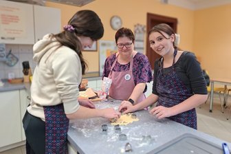 Süße Unterstützung: Rochlitzer Gymnasiasten backen für bedürftige Familien - Mia Krause (rechts), Mariella Möser (links) und Anja Stockmann lieben es zu backen.