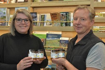 Süße Verführung aus Erlbach: Jetzt gibt’s Senfblütenhonig - Katrin Hoyer freut sich, dass der Senfblütenhonig von Mirko Wohlrabe in der Touristinformation Erlbach und Markneukirchen erhältlich ist.