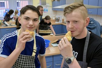 Süßer Unterricht im Erzgebirge: Junger Bäcker kehrt zurück an seine alte Schule - Schmeckt! Theodor Ebert aus Aue (l.) und Toni Hager mit einer Kostprobe Focaccia.