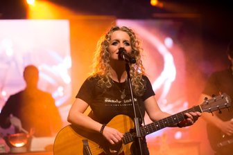 Süßer wird es nicht: Diese Veranstaltungen im mittleren Erzgebirge sorgen für Weihnachtsstimmung - Christina Rommel macht auf ihrer „Schokoladenkonzertreise“ Station in Marienberg.