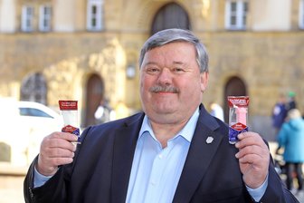 Süßes Satirestück: Werdauer Schaumzucker-Annoncenuhr gibt es jetzt auch in Weiß - Zum Faschingsauftakt teilte OB Sören Kristensen Exemplare der neuen Lieferung aus.